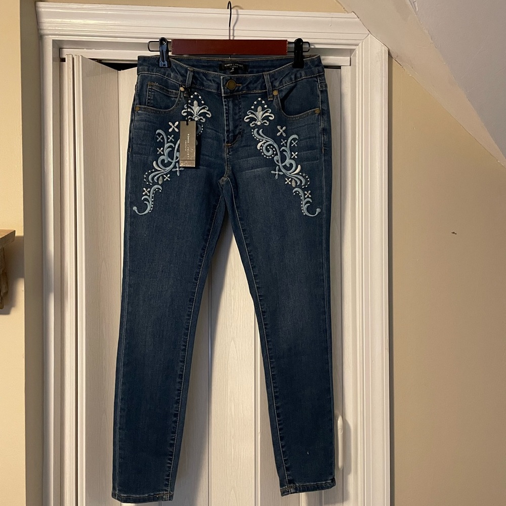 Romeo & Juliet Straight Leg Embroidered Jeans. NWT Retail for $155.00